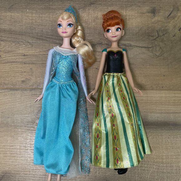 Disney Princess Singing Dolls Anna and Elsa - Picture 3 of 4